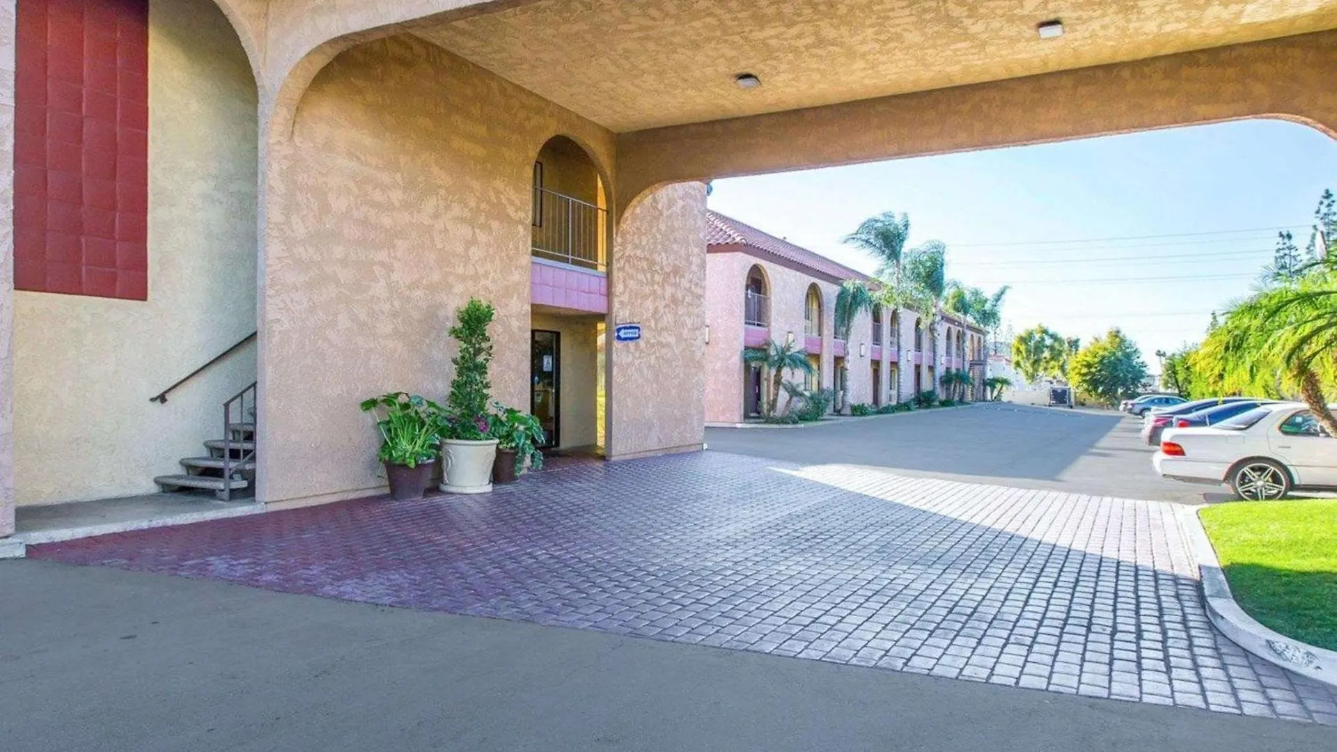 6 Smart Airport Hotels Near Fiesta Village Fun Ctr Worth Booking