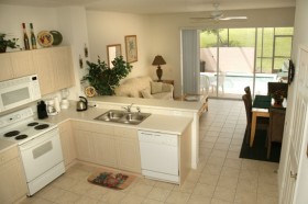 Fully Equipped Kitchen / Family Room
